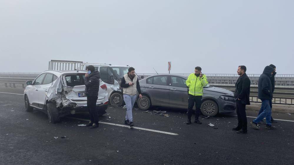 Sisle gelen zincirleme kaza: 13 araç, 9 yaralı 3